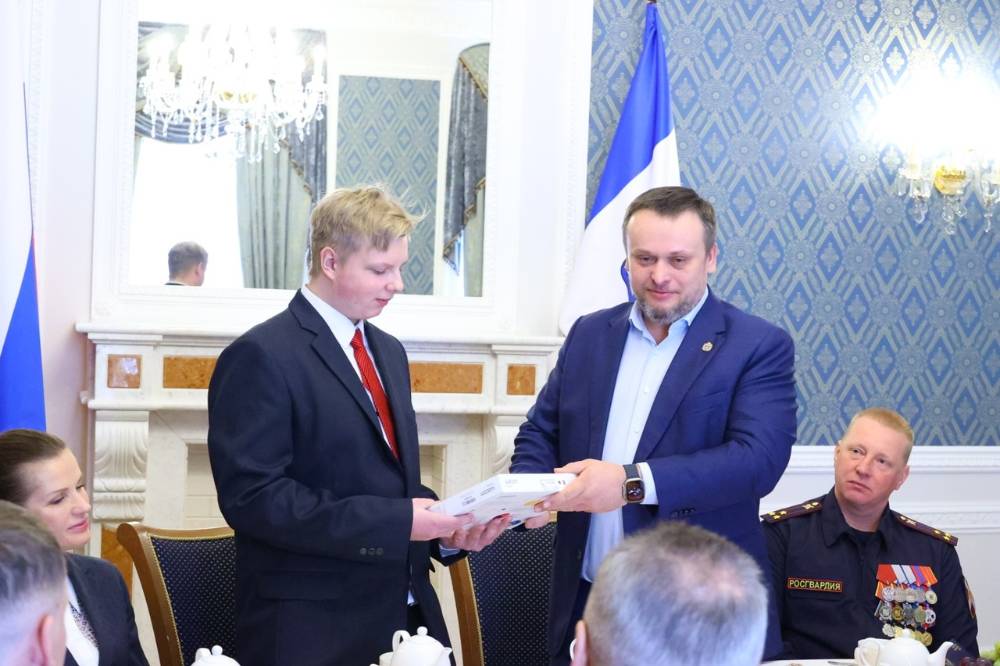 Новгородский губернатор подарил планшет школьнику, передавшему свои накопления бойцам СВО