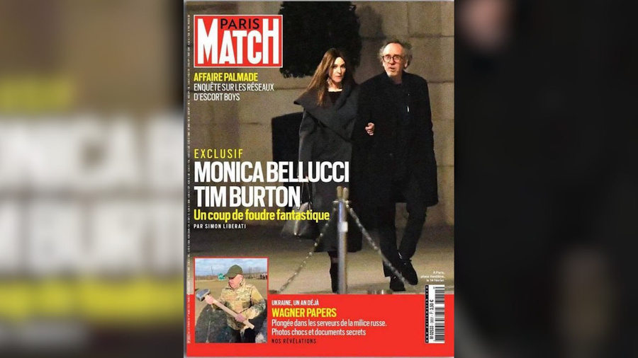 Моника Беллуччи и Тим Бёртон в Париже. Обложка © Paris Match