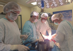 Челябинские хирурги удалили женщине опухоль размером с арбуз