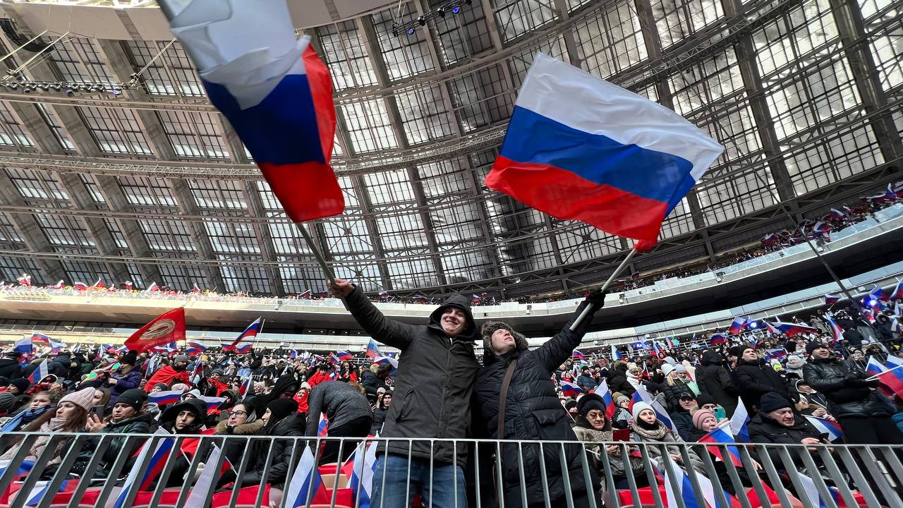 Участники митинга-концерта в "Лужниках". Фото © LIFE / Павел Баранов