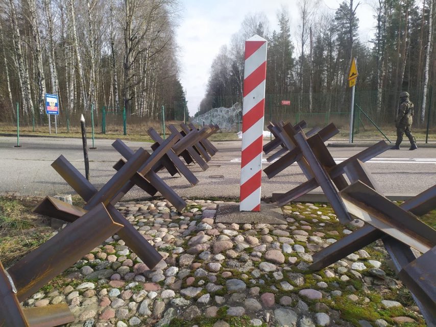 Противотанковые ежи на границе с Калининградом. Обложка © Twitter / @mblaszczak