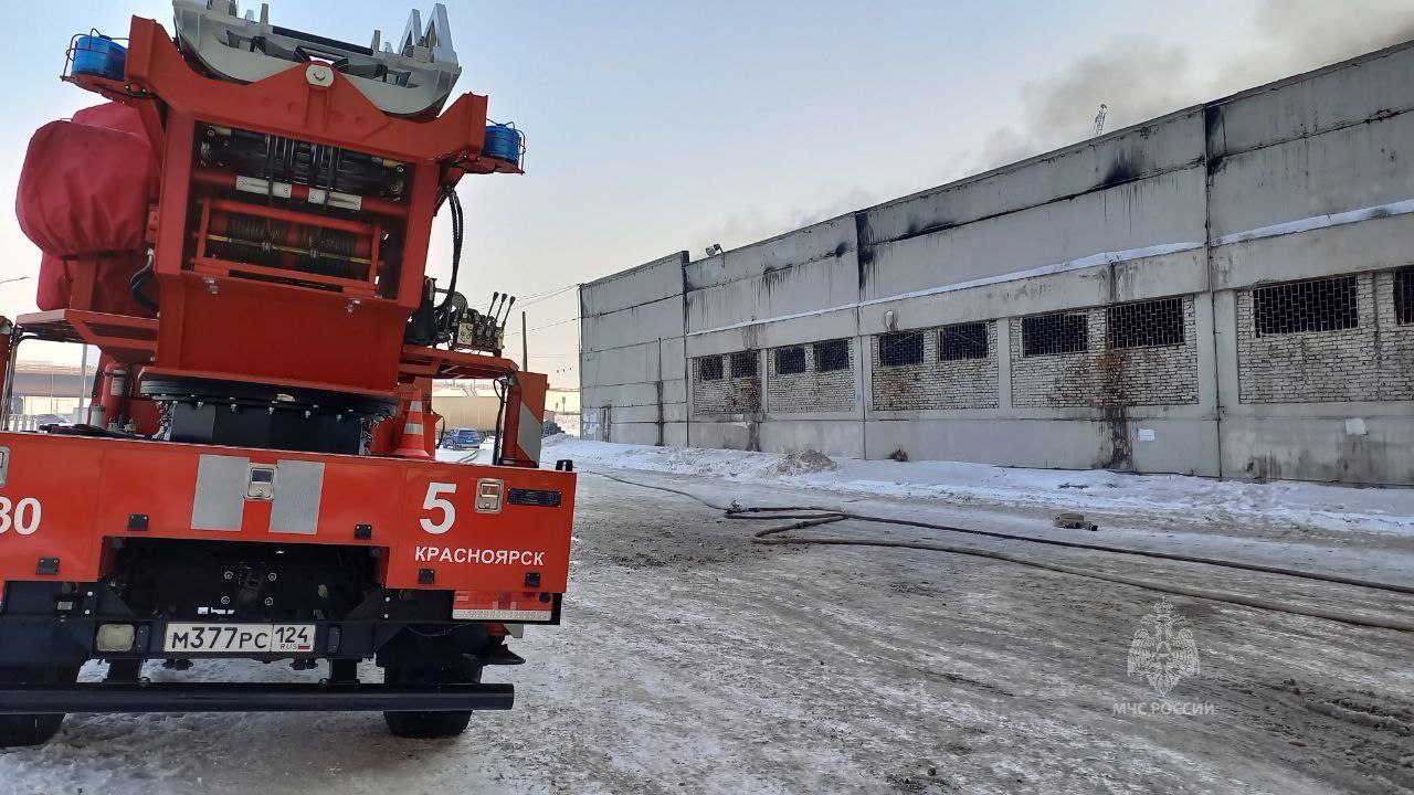 В Красноярске спустя сутки ликвидировали крупный пожар на складе
