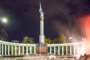 Членам делегации РФ в Вене не дали возложить цветы к памятнику советским воинам
