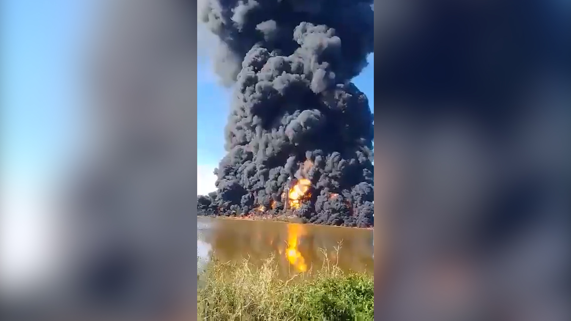 На крупнейшем нефтехранилище Мексики вспыхнул мощный пожар