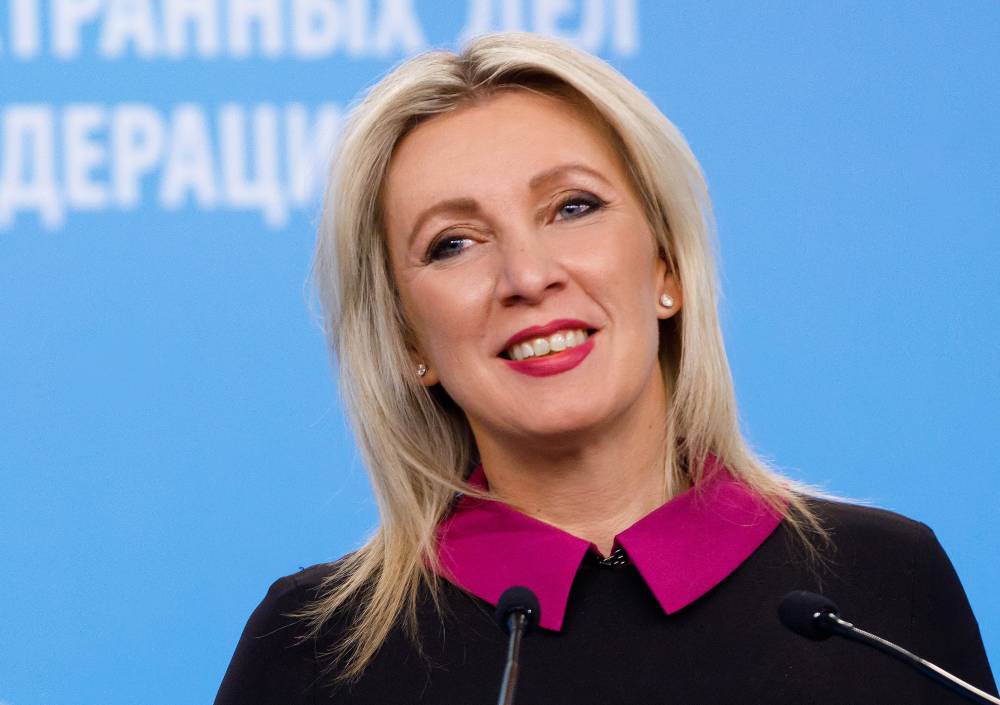 Страшный сон Бандеры: Захарова высмеяла акцию с сине-жёлтой дорогой перед Посольством РФ в Лондоне