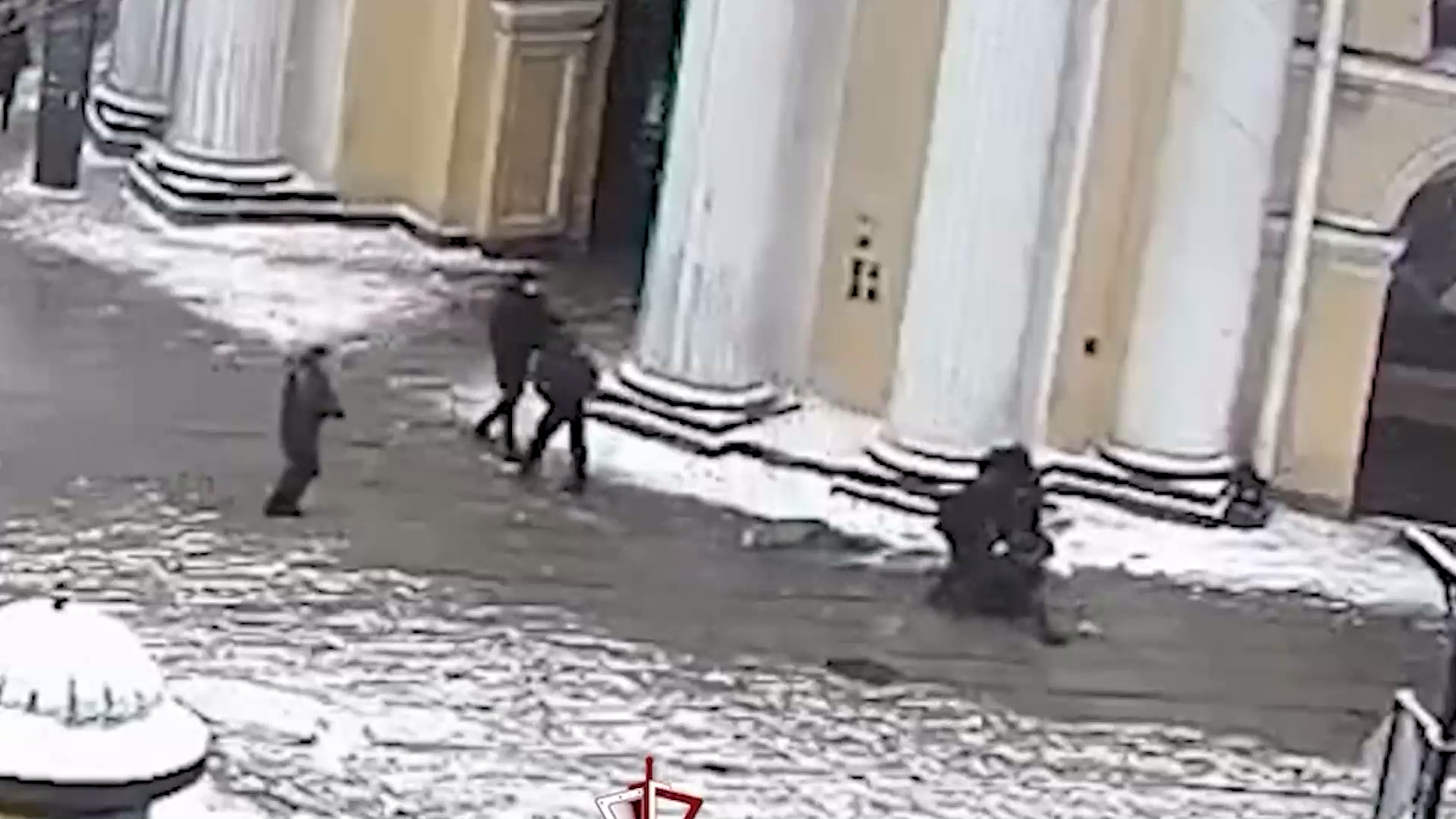 Момент выстрела в сотрудника ОМОНа в центре Санкт-Петербурга попал на видео
