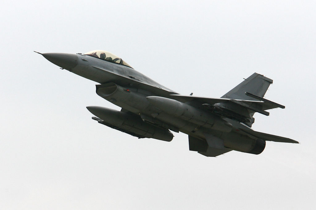 Моравецкий заявил, что Польша готова обучать украинских пилотов на F-16