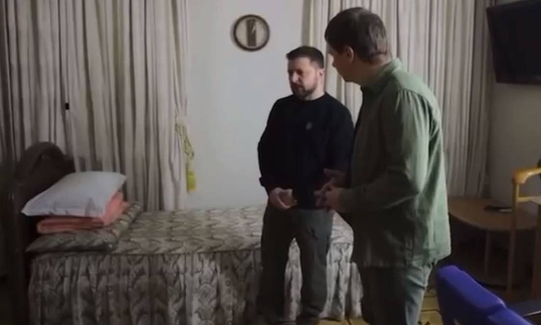 Зеленский показал тесную комнату, где прожил год