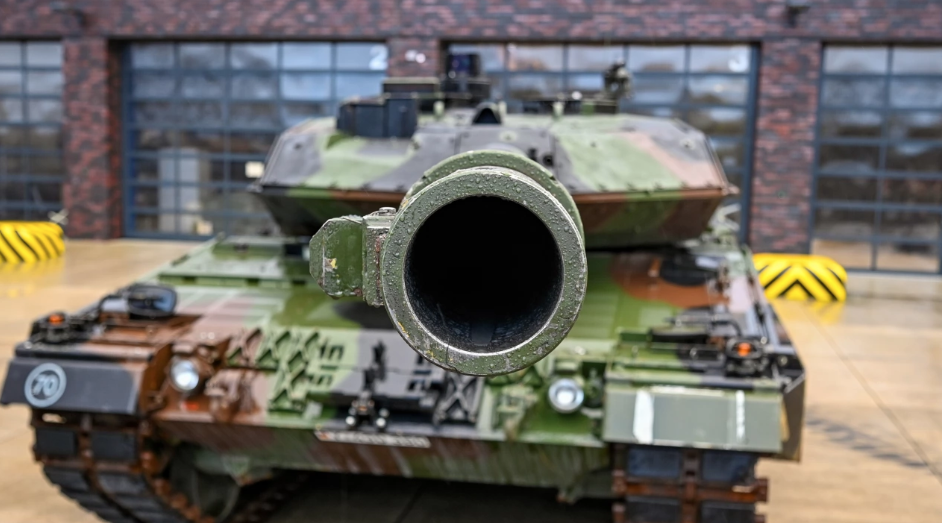 Bloomberg: Польша 24 февраля отправит на Украину первые танки Leopard 2