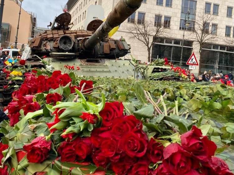 Посольство России отреагировало на провал в Берлине украинской акции с подбитым танком