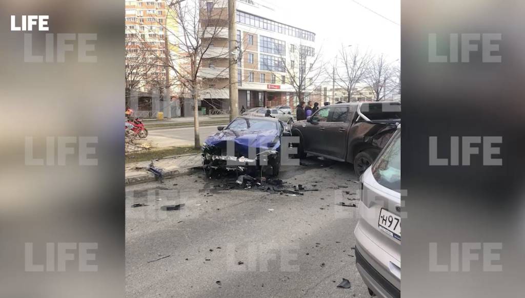 Лихач из Москвы без прав протаранил ограждение и четыре припаркованных авто в Краснодаре
