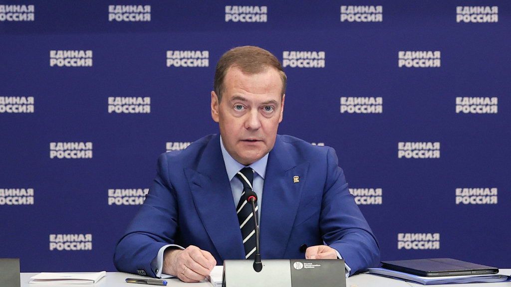 Медведев заявил, что на Россию бесполезно давить