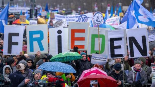 Многотысячный митинг в Берлине в поддержку достижения мира на Украине. Фото © Twitter / Nailfreak1