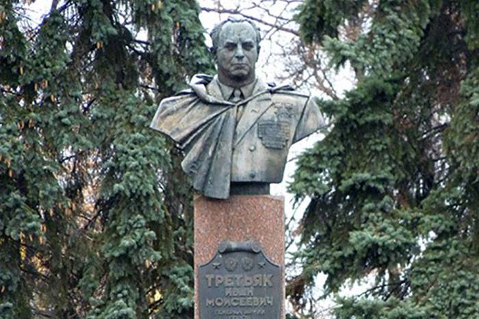 В Полтавской области демонтировали памятник советскому генералу Третьяку