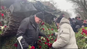 Завалили тысячами роз: В Берлине неожиданно закончилась украинская провокация с российским танком