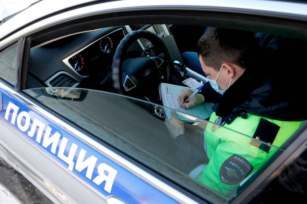 Женщина избила инспектора ГИБДД, спасая от наказания пьяного друга без прав