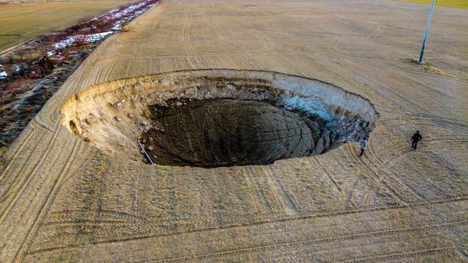 Воронка в турецкой провинции Конья. Фото © Twitter / gazeteduvar