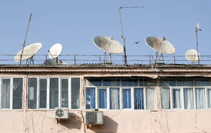 Радиофизик объяснил, излучение от каких спутниковых антенн опасно для человека