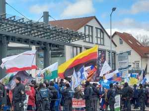 Немцы с флагами России и Германии устроили акцию против НАТО у авиабазы Рамштайн