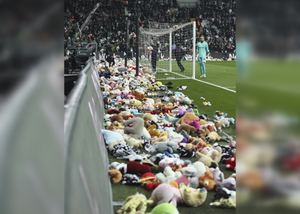 В Турции болельщики забросали поле игрушками для пострадавших от землетрясений детей