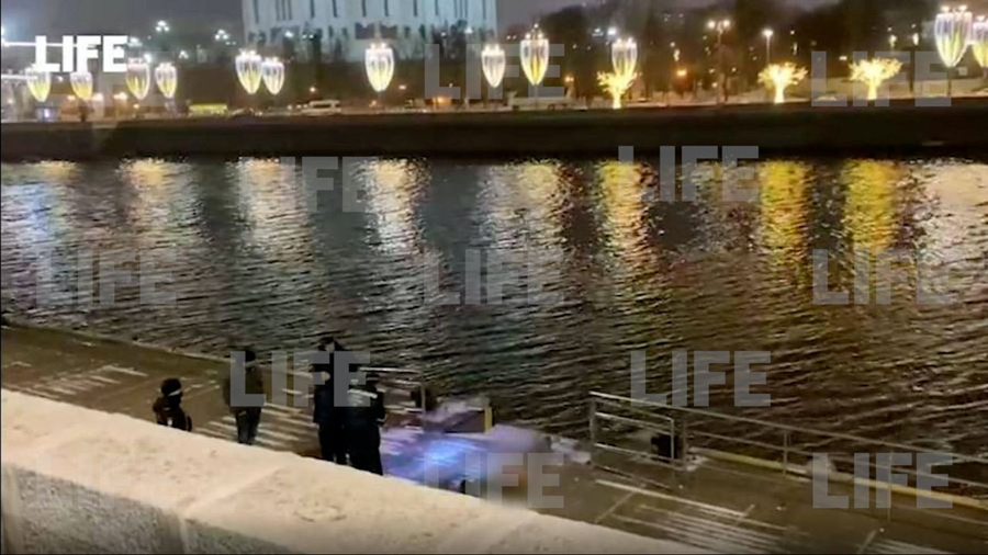 Тело неизвестного мужчины выловили из Москвы-реки. Скриншот © LIFE