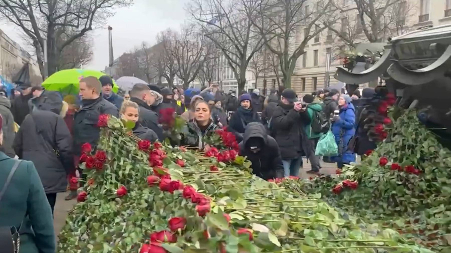 Попытка скинуть розы с российского танка в Берлине обернулась стычкой