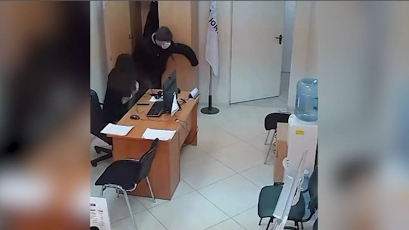 Странная выходка клиента до жути напугала работницу офиса в Екатеринбурге