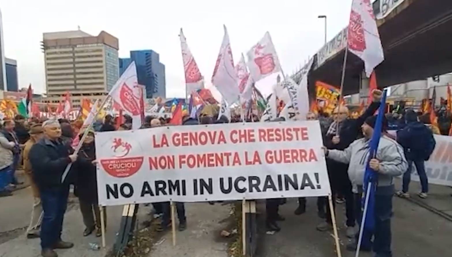 В городах Италии прошли митинги против поставок оружия Украине