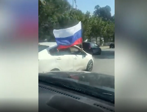 В Ливане поддержали Россию автопробегом с триколорами под "Катюшу"