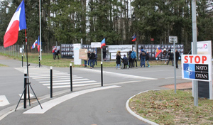 Акция против отправки оружия Украине во французском Роане. Фото © Twitter / Press TV Francais