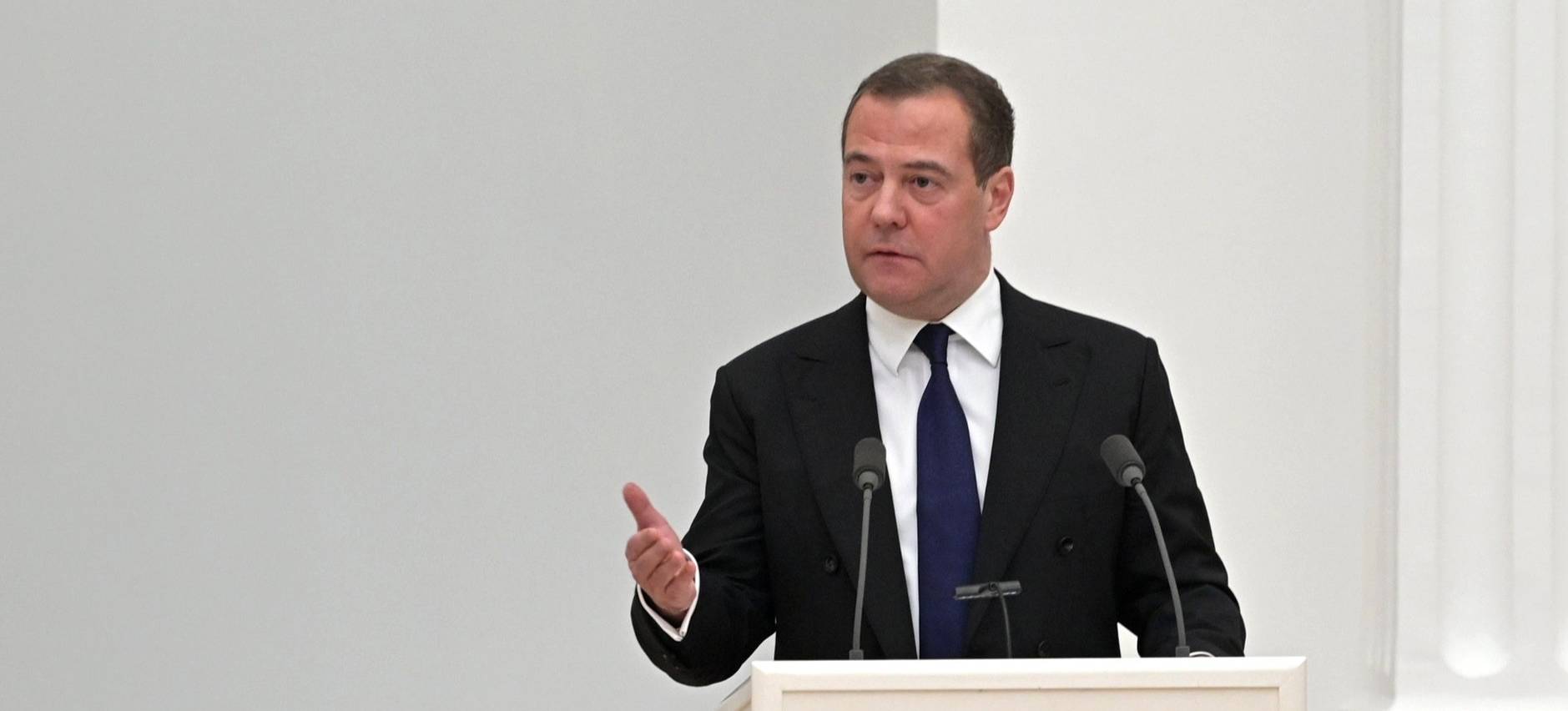 Медведев заявил, что враги России ведут мир к апокалипсису, но РФ такого не допустит
