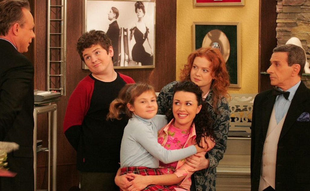 Кадр из сериала "Моя прекрасная няня". Реж. Алексей Кирющенко, Андрей Кузнецов, Эдуард Радзюкевич, сценаристы Фрэн Дрешер, Питер Марк Джейкобсон, Константин Наумочкин / kinopoisk.ru