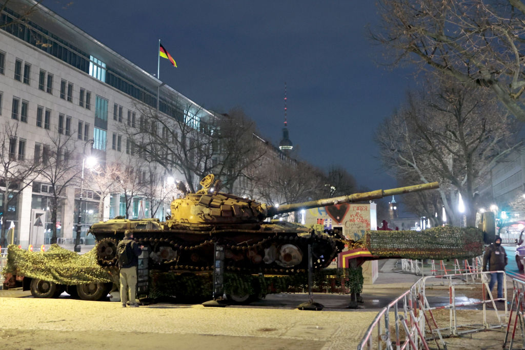 Так танк выглядел до стихийной акции. Фото © Getty Images / Carsten Koall