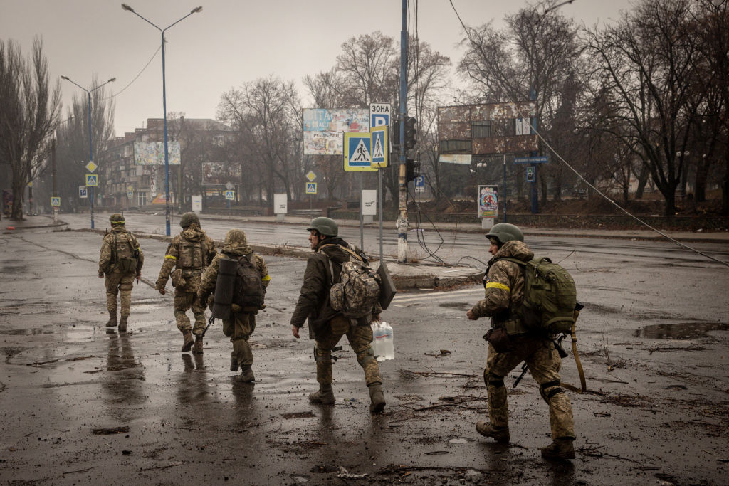 Украинские военные проходят по улицам Бахмута. Фото © Getty Images / Chris McGrath