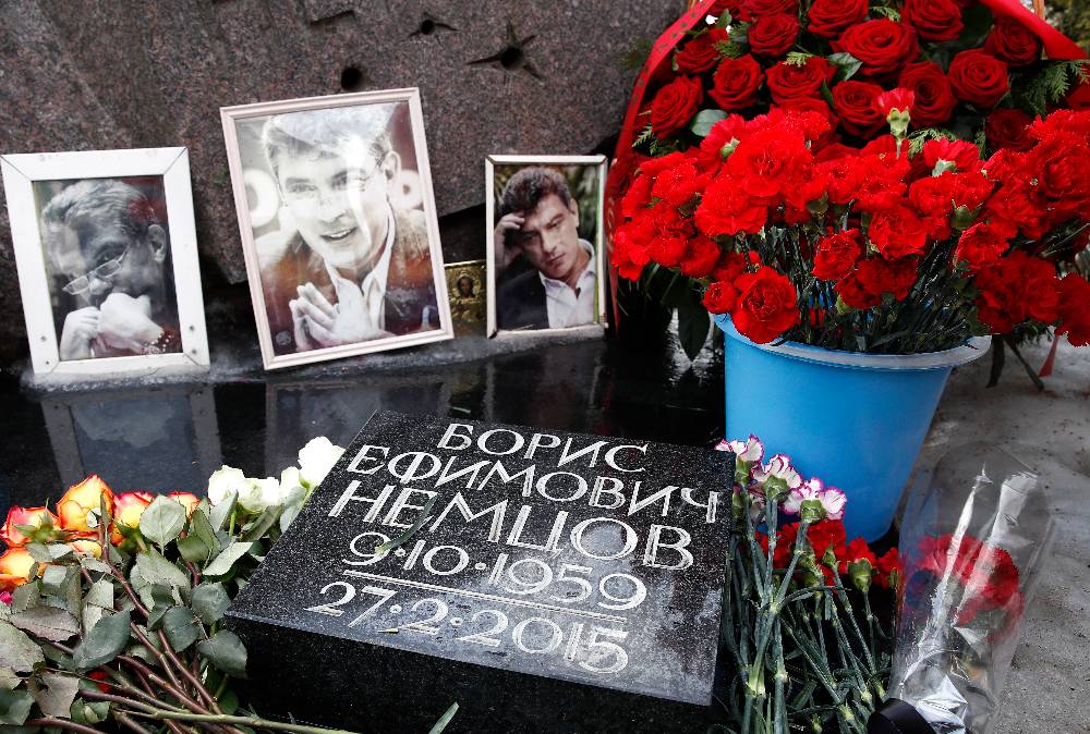 На могилу Немцова в Москве возложили алые розы от сбежавшего из России Чубайса