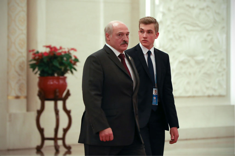 Белорусский лидер Александр Лукашенко с младшим сыном Николаем. Обложка © Getty Images / Andrea Verdelli / Pool