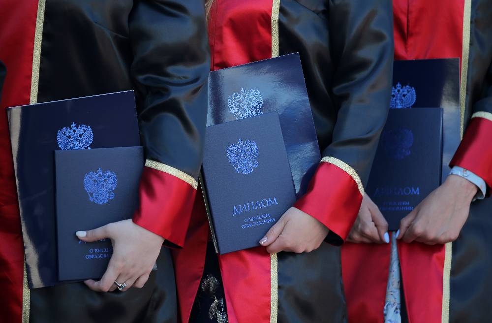 Дипломы бакалавров приравнивают к документам о полном высшем образовании