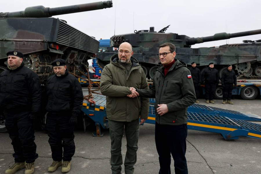 Премьер-министры Украины и Польши Денис Шмыгаль и Матеуш Моравецкий во время торжественной передачи танков Leopard 2 Польшей Украине. Фото © Twitter / Denys Shmyhal