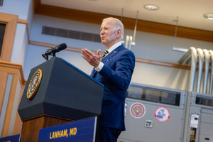 В нелепых падениях Байдена обнаружили символизм