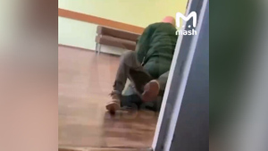В Москве учитель избил и выкинул школьника из класса из-за причёски