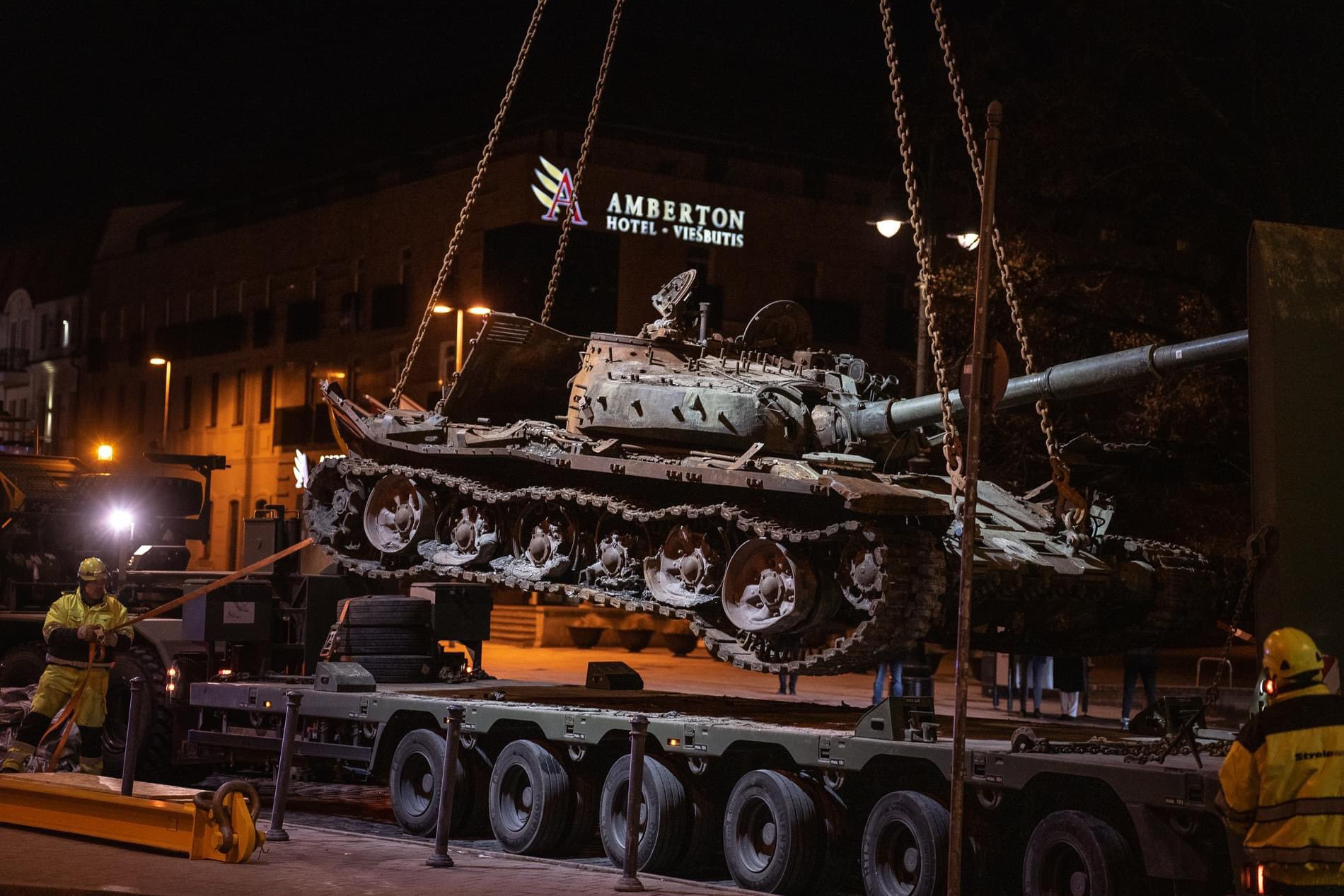 В Вильнюсе цветы у российского танка спровоцировали драку