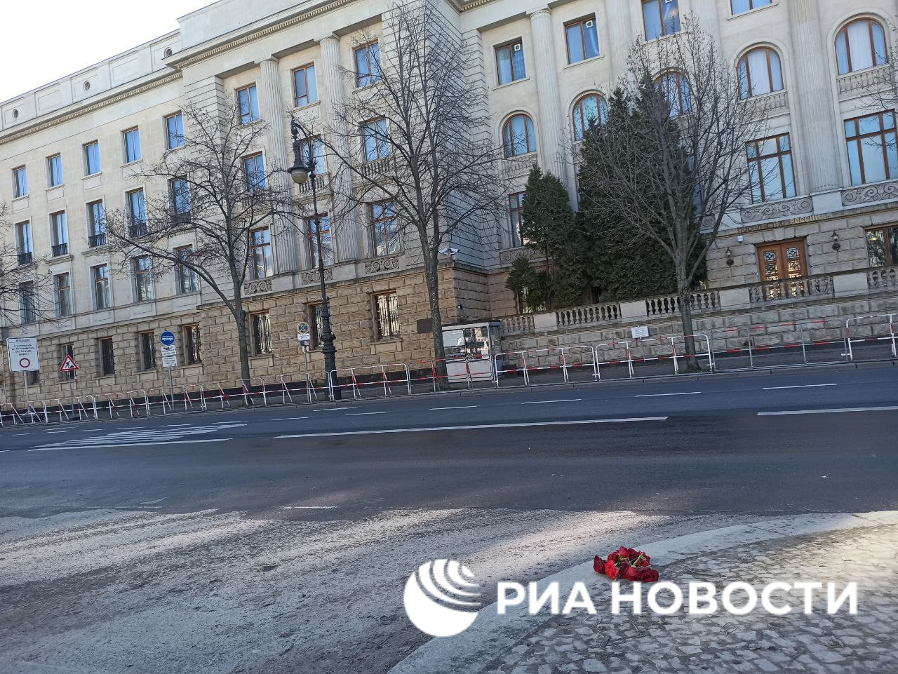 Цветы на месте, где стоял подбитый российский танк. Фото © Telegram / РИА "Новости"
