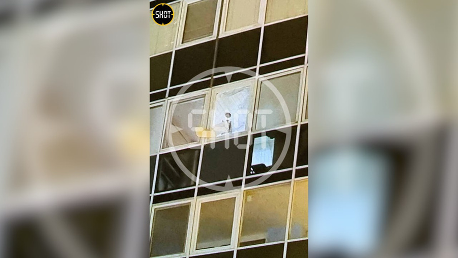 Окно квартиры, в которую влетел беспилотник. Обложка © t.me / SHOT
