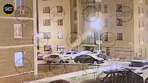 Уличная камера сняла момент падения беспилотника с взрывчаткой в Белгороде