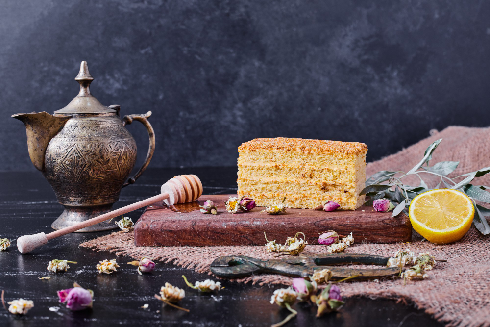 <p>Обложка © <a href="https://www.freepik.com/free-photo/piece-honey-cake-with-dried-flowers-classic-teacup-marble-table_10748388.htm" target="_blank" rel="noopener noreferrer">Freepik / azerbaijan_stockers</a></p>