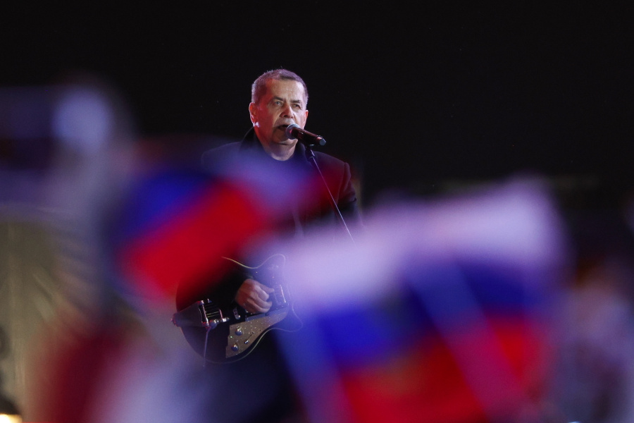 Лидер группы "Любэ" Николай Расторгуев во время митинга-концерта на Красной площади. Фото © ТАСС / Антон Новодережкин