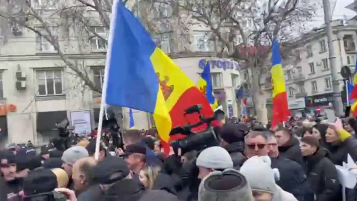 Масштабные протесты в Молдавии переросли в стычки с полицией