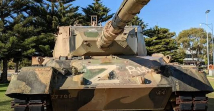 В парке Австралии на корпусе танка Leopard появились символы Z и лозунг "Слава России!". Обложка © YouTube / Aussie Cossack