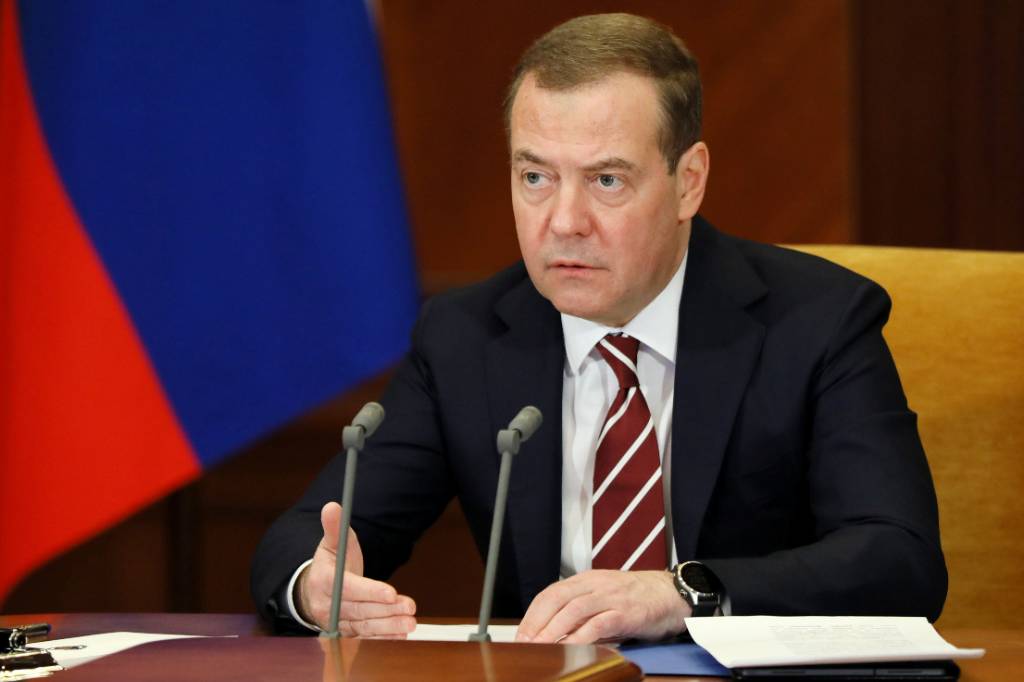 Медведев рассказал о страданиях простых европейцев из-за карликовых правителей