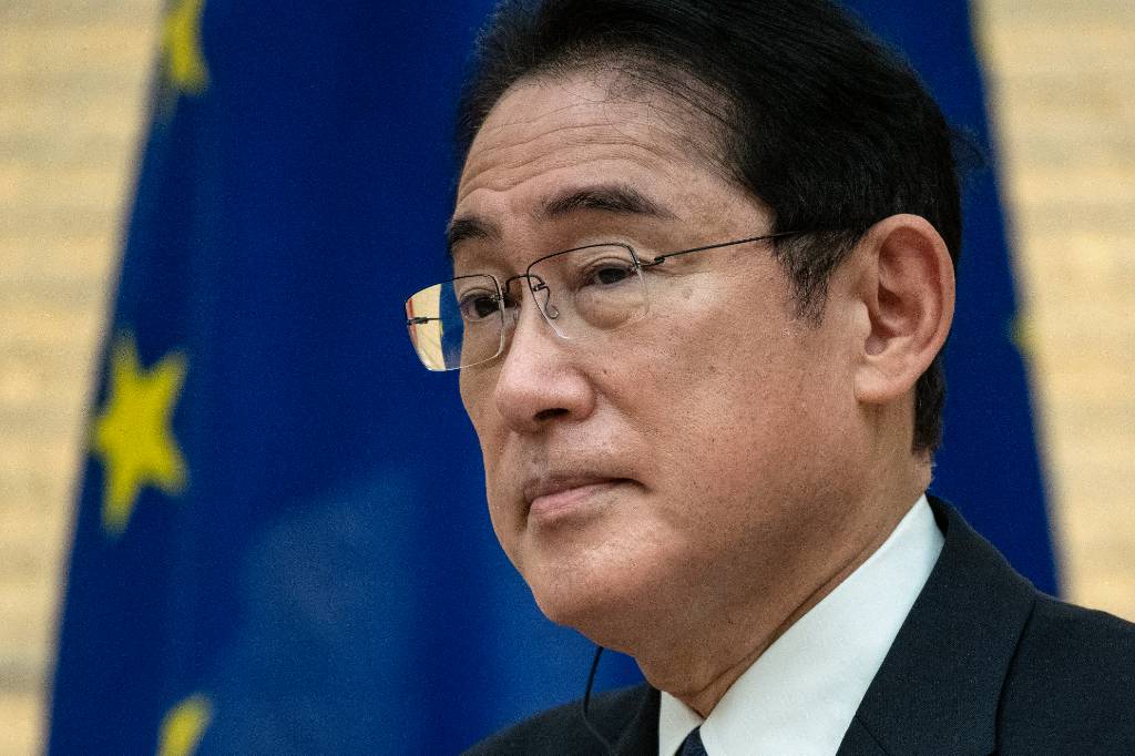 Премьер Японии решил уволить помощника за признание об отвращении к ЛГБТ-парам
